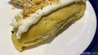 Jadi favorit di Seroja Bake! Ini Eclair Gethuk (Rp 25.000) dengan isian gula jawa chantilly dan mont blanc rasa getuk. Tekstur eclairnya agak lembek dan basah dengan rasa singkong khas getuk yang kuat.