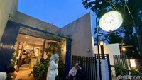 Seroja Bake ramai dibicarakan foodies karena kreasi uniknya dengan sentuhan rasa Indonesia. Bakery ini ada di Jalan Cihapit Nomor 21, dekat Pasar Cihapit.