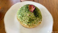 Tak kalah menggiurkan nih! White Chocolate Matcha Choux (Rp 20.000) diberi isian krim matcha yang harum, manis, dan pekat.