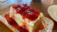 Cantik! Strawberry Tres Leches (Rp 25.000) menghadirkan tercecap paduan rasa manis gurih khas susu dan asamnya selai stroberi yang nikmat.