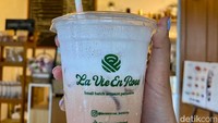 Kalau mau minuman enak, coba cicip Cotton Candy Milk Tea (Rp 35.000) yang dibuat dengan blend teh susu khusus, perasa gulali, dan foam vanilla.