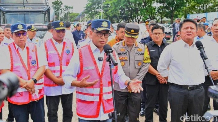 Menhub Budi Karya tinjau arus balik di Sumsel. (Foto. Prima Syahbana)