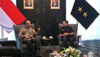 Setelah melakukan peninjauan di terminal alang alang, Munadi Herlambang melakukan diskusi dengan Kapolda Sumses Irjen Pol. A. Rachmad Wibowo, S.I.K. mengenai  peningkatan inovasi SIM prototype.