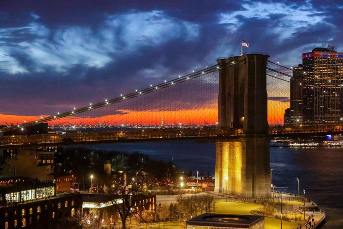 Menikmati waktu senja tak melulu dari kawasan alam pegunungan. Salah satunya dari sudut perkotaan. Nah, seperti apa penampakan senja di New York?