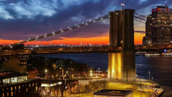 Menikmati waktu senja tak melulu dari kawasan alam pegunungan. Salah satunya dari sudut perkotaan. Nah, seperti apa penampakan senja di New York?