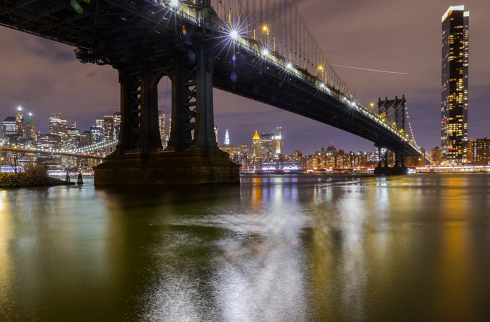Menikmati waktu senja tak melulu dari kawasan alam pegunungan. Salah satunya dari sudut perkotaan. Nah, seperti apa penampakan senja di New York?