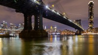 Dari sudut lainnya, ada pemandangan dari Jembatan Manhattan. Lanskapnya bikin terkagum-kagum.