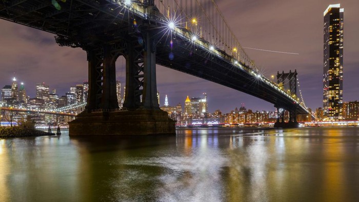 Menikmati waktu senja tak melulu dari kawasan alam pegunungan. Salah satunya dari sudut perkotaan. Nah, seperti apa penampakan senja di New York?