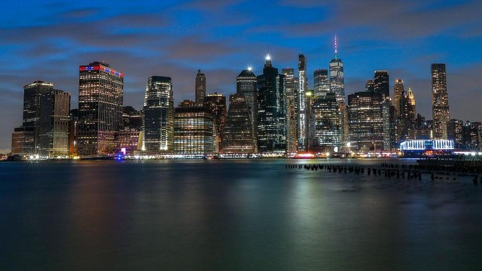 Menikmati Senja Memukau di New York Menikmati waktu senja tak melulu dari kawasan alam pegunungan. Salah satunya dari sudut perkotaan. Nah, seperti apa penampakan senja di New York?