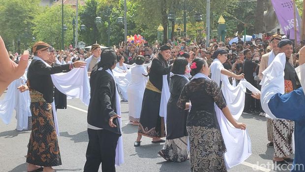 Menparekraf Sandiaga Uno, Wali Kota Solo Gibran Rakabuming Raka, dan Mangkunegoro X menghadiri acara Solo Menari 2023, Sabtu (29/4/2023).