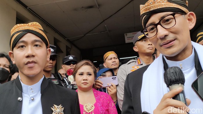 Menparekraf Sandiaga Uno, Wali Kota Solo Gibran Rakabuming Raka, dan Mangkunegoro X menghadiri acara Solo Menari 2023, Sabtu (29/4/2023).