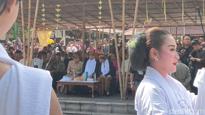 Menparekraf Sandiaga Uno, Wali Kota Solo Gibran Rakabuming Raka, dan Mangkunegoro X menghadiri acara Solo Menari 2023, Sabtu (29/4/2023).