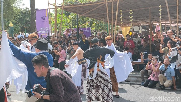 Menparekraf Sandiaga Uno, Wali Kota Solo Gibran Rakabuming Raka, dan Mangkunegoro X menghadiri acara Solo Menari 2023, Sabtu (29/4/2023).