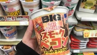 Sirup maple khas Amerika Serikat biasanya menjadi pelengkap pancake. Kali ini ada mie instan yang memadukan antara rasa sirup maple dan bacon daging babi yang gurih. Foto: Klook