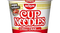 Populer di Singapura, olahan kepiting pedas juga hadir dalam mie instan cup. Walaupun hanya perasa pada kaldu, konon rasa kepiting pada mie ini terasa seperti aslinya. Foto: Klook