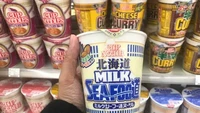 Bukan kaldu ayam, mie yang satu dilengkapi dengan kuah milky yang benar-benar terbuat dari susu. Selain itu ada juga sentuhan cita rasa seafood yang gurih khas, bagaimana ya rasanya? Foto: Klook