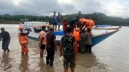Tim SAR Gabungan mengangkat mayat Yustina Minan dari perahu nelayan.