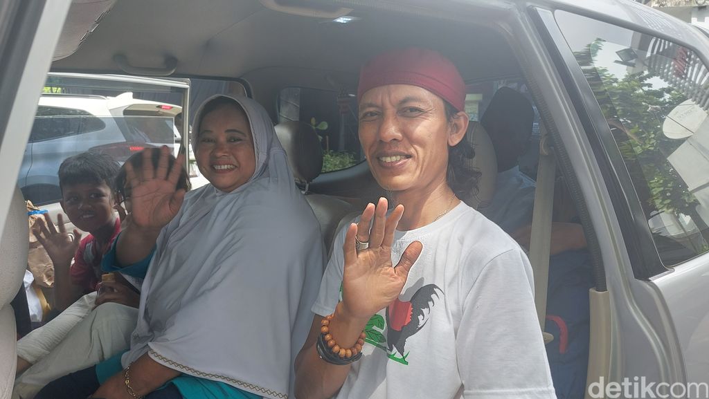 Ocih (berkerudung) dan keluarga, kembali dari mudik di Majalengka menuju Jakarta. 29 April 2023. (Rumondang Naibaho/detikcom)