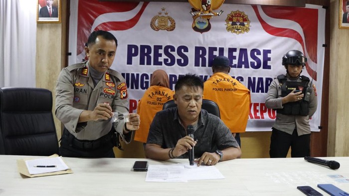 Dua warga di Kabupaten Pangkep, Sulawesi Selatan (Sulsel) ditangkap polisi saat hendak mengedarkan obat keras jenis tramadol.