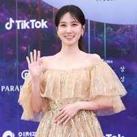 Gaya ultra-feminin Park Eun Bin jadi sorotan di acara penghargaan yang telah memasuki tahun ke-59 ini. Pemenang Daesang Awards tersebut tampil gemerlap mengenakan gaun tulle bertabur sequin dan kristal. Aksen ruffle pada garis leher menambah aura anggun dan feminin. Foto: Instagram