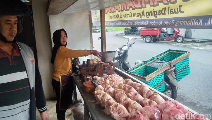 Pedagang daging ayam di Klaten, Sabtu (29/4/2023).