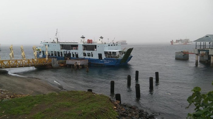 Penyeberangan di Pelabuhan Gilimanuk sempat ditutup karena cuaca buruk, Sabtu (29/4/2023).