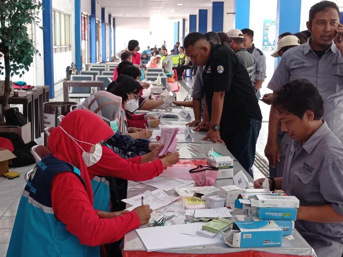 Pemeriksaan kesehatan para sopir dan kru bus di Terminal Tipe A Giri Adipura Wonogiri, Sabtu (29/4/2023).