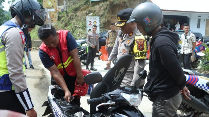 Pemotor yang kehabisan bensi diberi BBM gratis oleh polisi