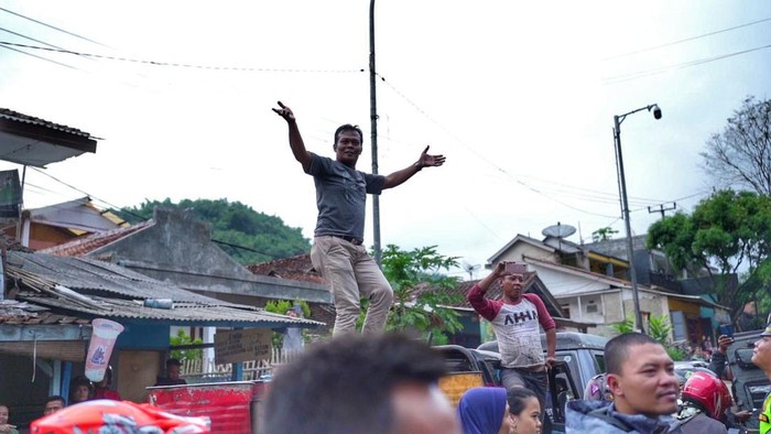 Pemudik berjoget saat diberi hiburan musik di Nagreg, Kabupaten Bandung, Sabtu (29/4/2023).
