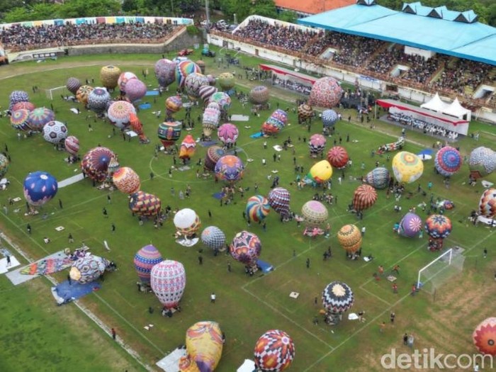 Penampakan festival balon udara yang ditambatkan di Stadion Hoegeng, Kota Pekalongan, Jawa Tengah, Sabtu (29/4/2023).