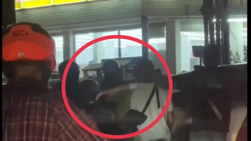 Viral video pengendara mobil berkelahi dengan pesepeda motor di Jalan Mertanadi, Kerobokan, diduga karena tak terima ditegur saat lawan arah.