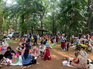 Rosniati Bawa 3 Cucunya dari Bogor ke Ragunan untuk Kenalkan Jenis Binatang