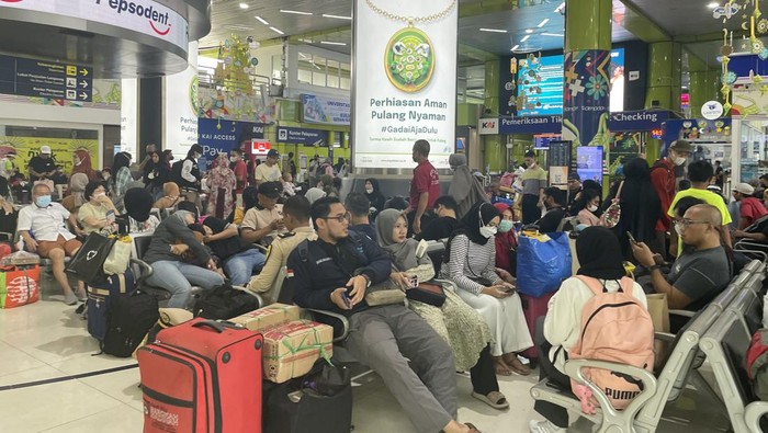 Penumpang masih padati Stasiun Gambir pada H-7 Lebaran (Silvia/detikcom)