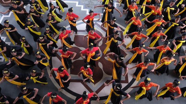 Ribuan pelajar menampilkan Tari Sekar Jempiring saat memperingati Hari Tari Sedunia dalam acara Naluriku Menari (NAME) di Denpasar, Bali, Sabtu (29/4/2023). Kegiatan yang digelar oleh Pemerintah Kota Denpasar bersama Komunitas Seni Naluri Manca tersebut diikuti sebanyak 2.145  seniman dan kawula muda dengan mengusung tema 