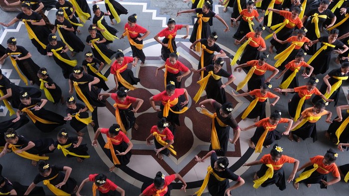 PERINGATAN HARI TARI SEDUNIA Ribuan pelajar menampilkan Tari Sekar Jempiring saat memperingati Hari Tari Sedunia dalam acara Naluriku Menari (NAME) di Denpasar, Bali, Sabtu (29/4/2023). Kegiatan yang digelar oleh Pemerintah Kota Denpasar bersama Komunitas Seni Naluri Manca tersebut diikuti sebanyak 2.145 seniman dan kawula muda dengan mengusung tema