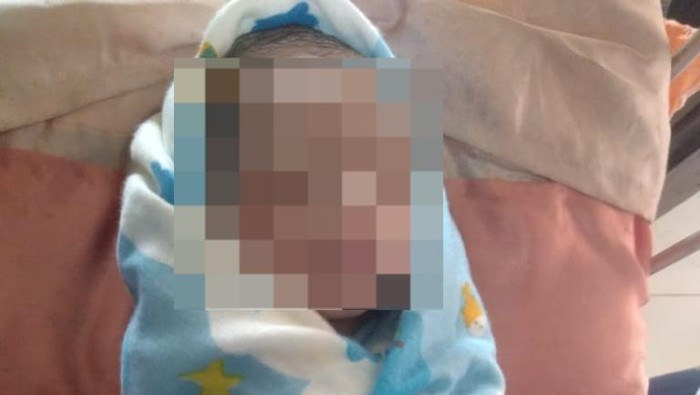Seorang bayi meninggal karena kaget mendengar suara ledakan petasan. Peristiwa itu terjadi di Gresik, Jawa Timur. Simak penjelasan selengkapnya!