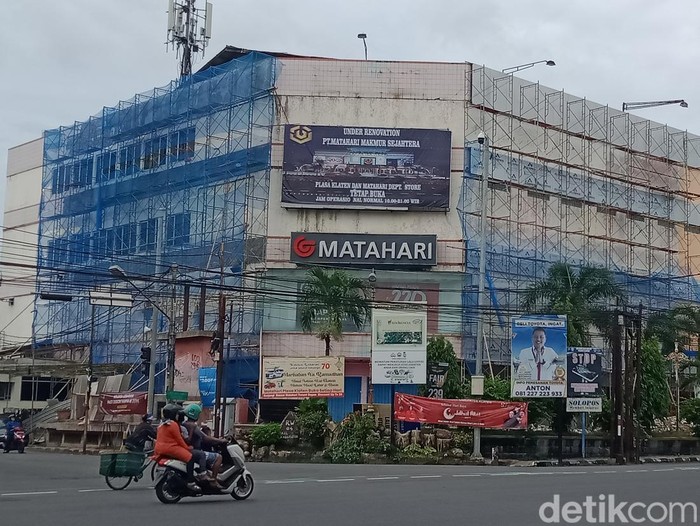 Proses renovasi Plaza Klaten di Jalan Pemuda, Kabupaten Klaten, Sabtu (29/4/2023).