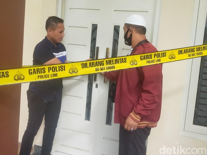 Polisi melakukan Olah TKP pembunuhan anak 7 tahun oleh ayah kandung di Gresik