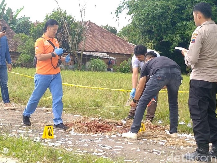 Polisi olah TKP anak tewas terkena ledakan petasan di Dukuh Kembangan Tengah, Desa Jrebengkembang, Kecamatan Karangdadap, Kabupaten Pekalongan, Sabtu (29/4/2023).