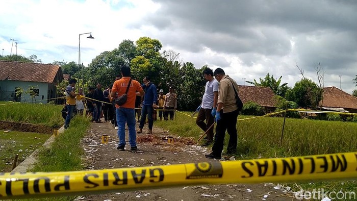 Polisi olah TKP anak tewas terkena ledakan petasan di Dukuh Kembangan Tengah, Desa Jrebengkembang, Kecamatan Karangdadap, Kabupaten Pekalongan, Sabtu (29/4/2023).