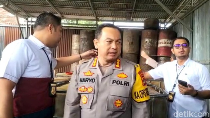 Polisi saat melakukan olah TKP di gudang BBM Ilegal di Palembang. (Foto. Prima Syahbana)