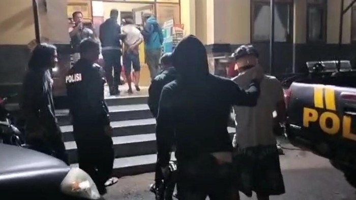 Polisi saat menangkap sindikat pemutilasi hewan ternak di Garut