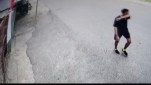 Potongan rekaman CCTV saat terduga pelaku masuk ke dalam pondok pesantren dan rampas HP di Bima. (IST)