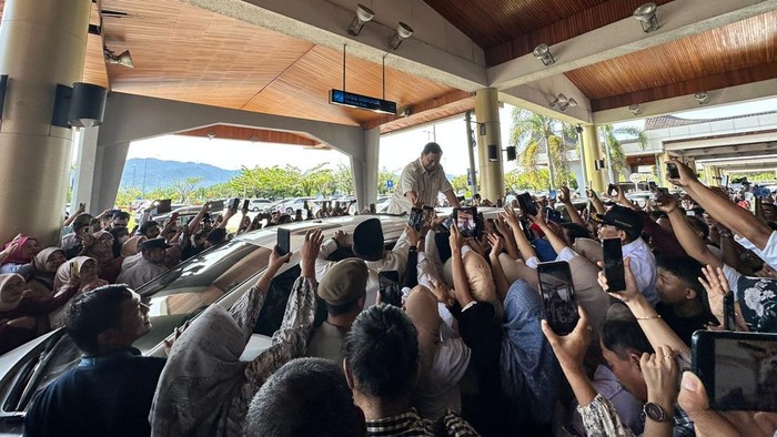 Prabowo saat disambut pendukungnya di Bandara Internasional Minangkabau. (Foto: Dok, Gerindra Sumbar)