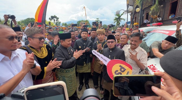 Prabowo Serahkan Ambulans