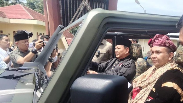 Prabowo Subianto menyopiri Wakil Menteri Ketenagakerjaan (Wamenaker) Afriansyah Noor dan Bupati Tanah Datar Eka Putra dalam kunjungannya ke Kabupaten Tanah Datar, Sumatera Barat (Sumbar).