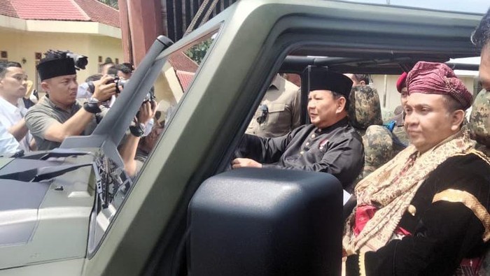 Prabowo Subianto sopiri Wamenaker Afriansyah Noor ke lokasi acara pengukuhan gelar adat di Tanah Datar. (Foto. Dok Gerindra Sumbar)