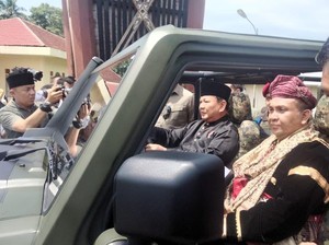 Gaya Prabowo Sopiri Wamenaker-Bupati Tanah Datar ke Istano Basa Pagaruyung