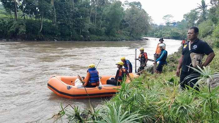 Proses pencarian warga Kabupaten Wonosobo yang diduga hanyut di Sungai Serayu, Sabtu (29/4/2023).