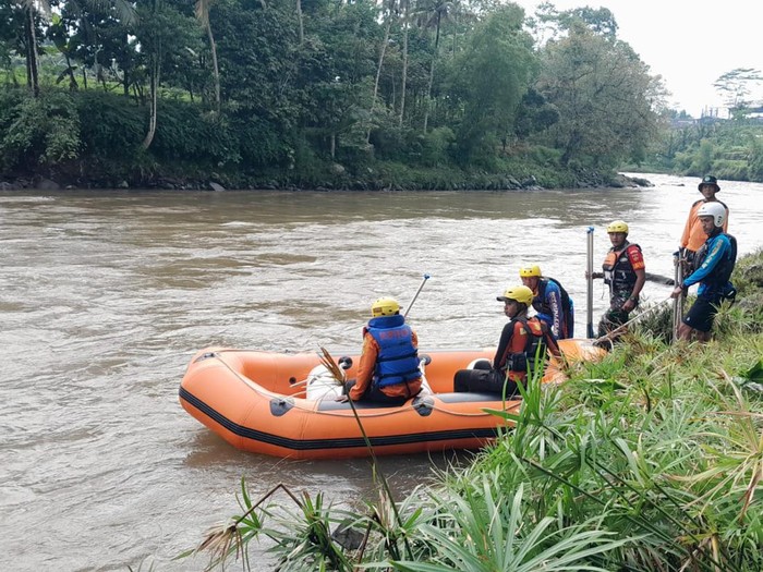 Proses pencarian warga Kabupaten Wonosobo yang diduga hanyut di Sungai Serayu, Sabtu (29/4/2023).